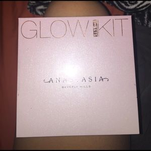 Anastasia Beverly Hills glow sweet kit