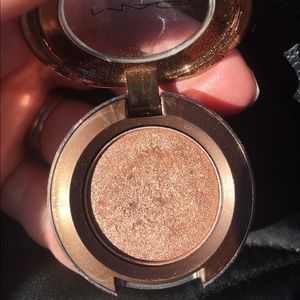 MAC Veluxe Pearl eyeshadow: Elite