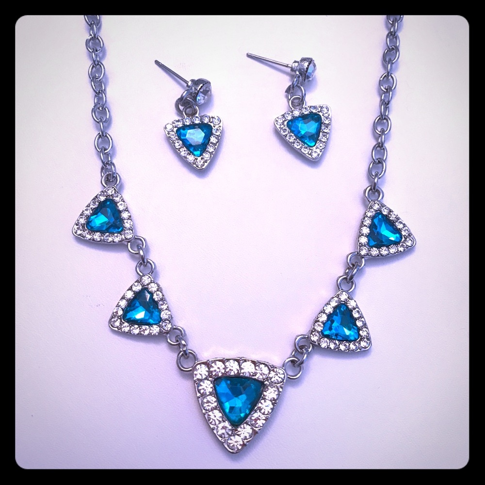 NEW Gorgeous Blue Stone Necklace and Earrings Set