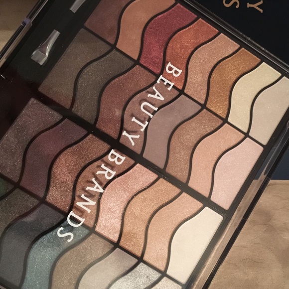 Eye shadows - Picture 2 of 2