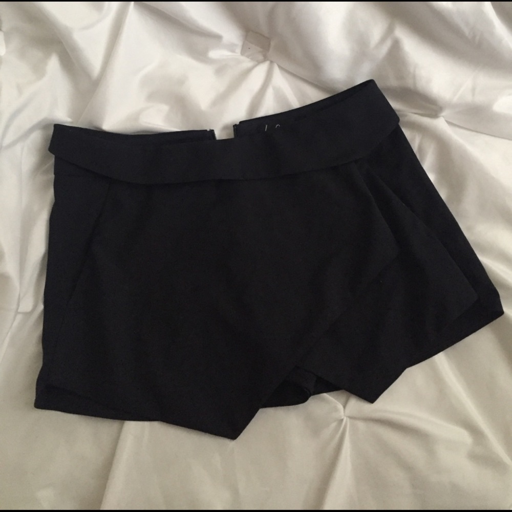 Black skort