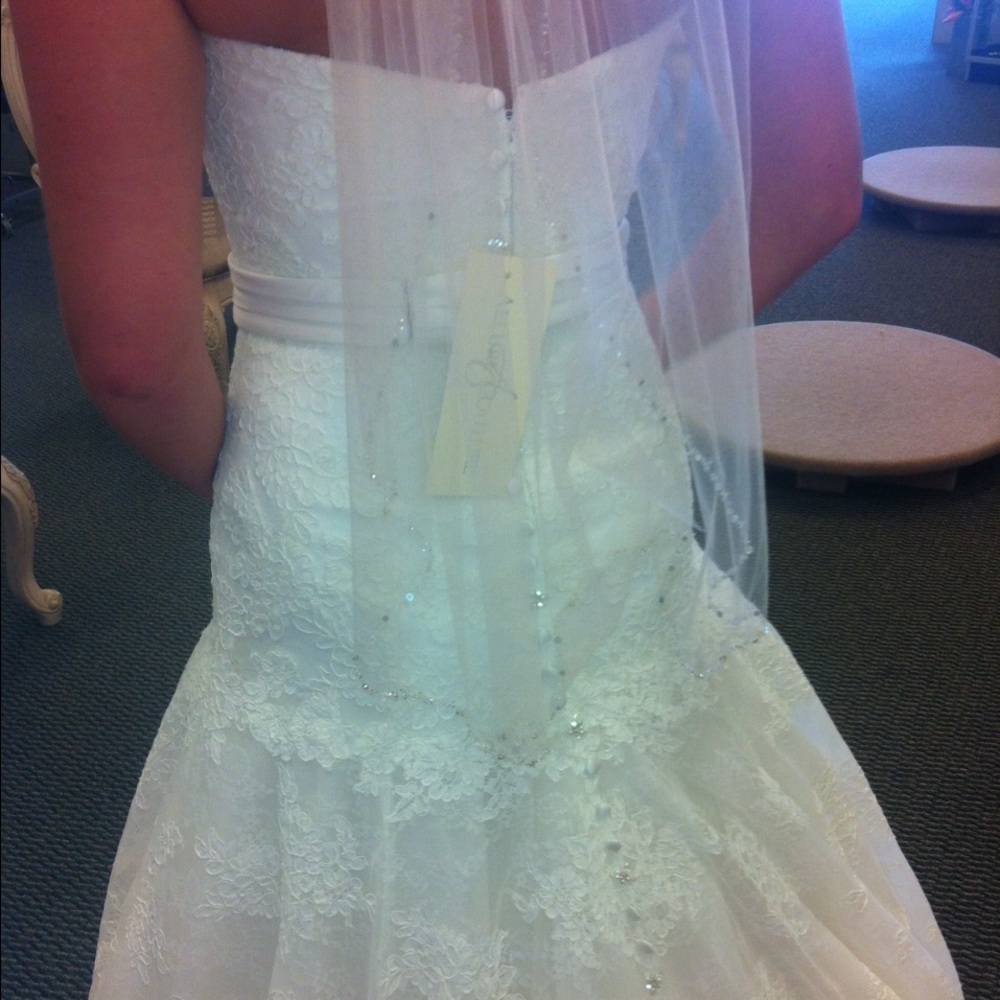 Allure lace ivory wedding dress. Size 6. $500 - Picture 2 of 4