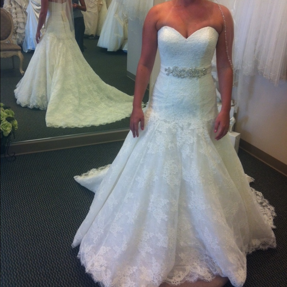 Allure lace ivory wedding dress. Size 6. $500 - Picture 3 of 4