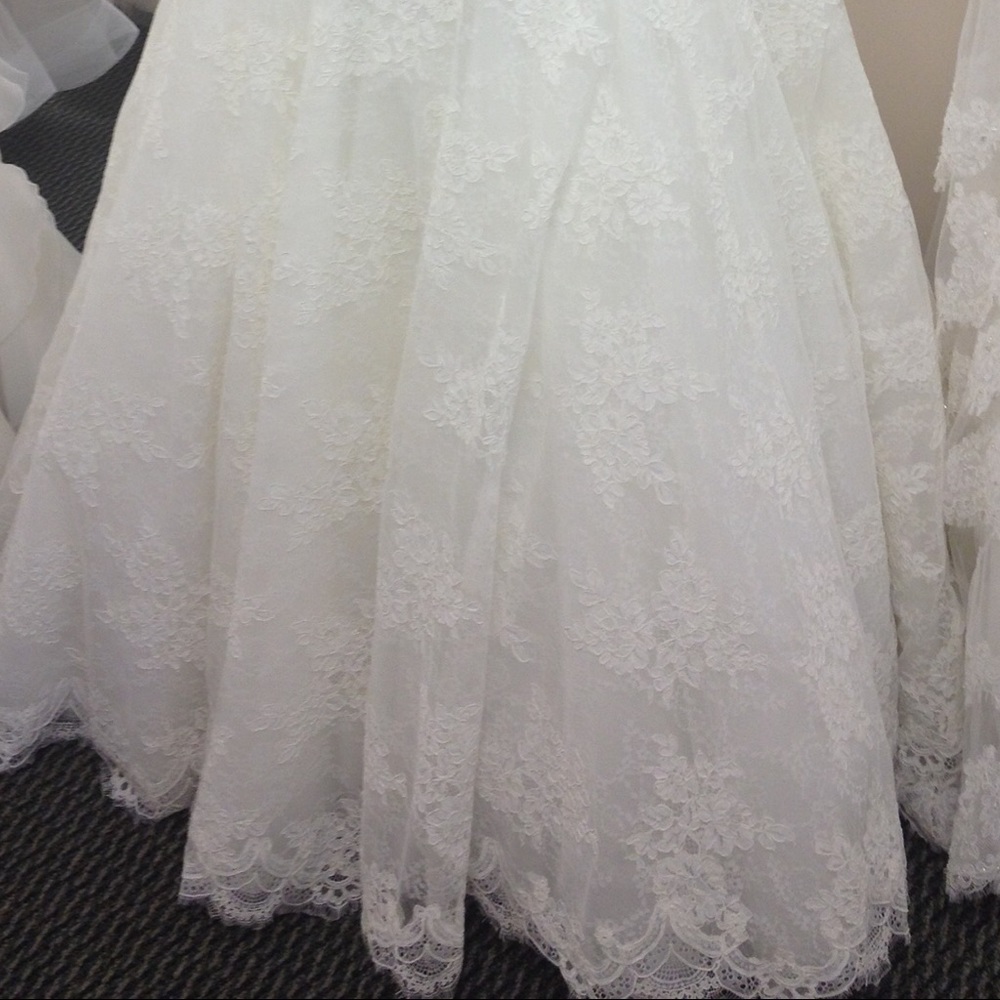 Allure lace ivory wedding dress. Size 6. $500 - Picture 4 of 4