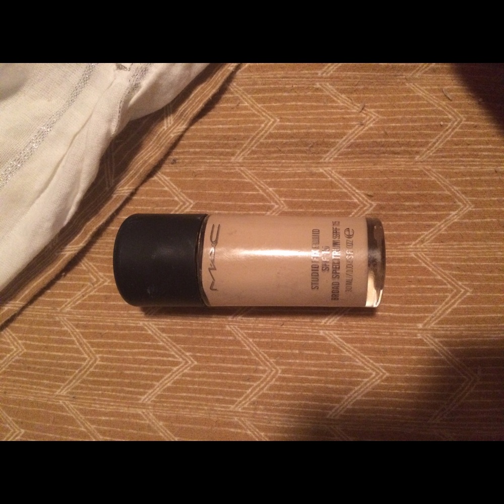 MAC Studiofix fluid foundation
