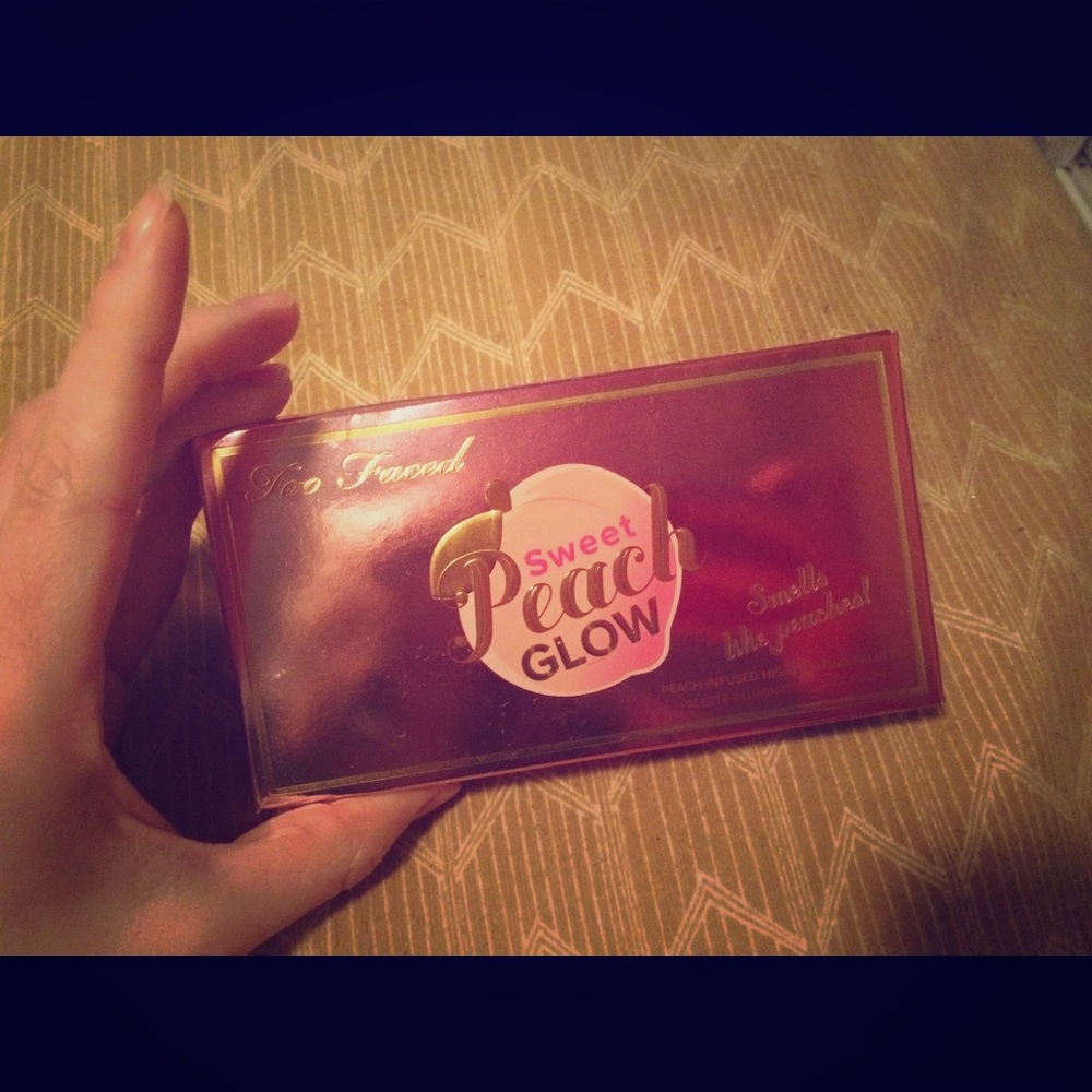 TOO FACED Limited edition sweet peach glow palette