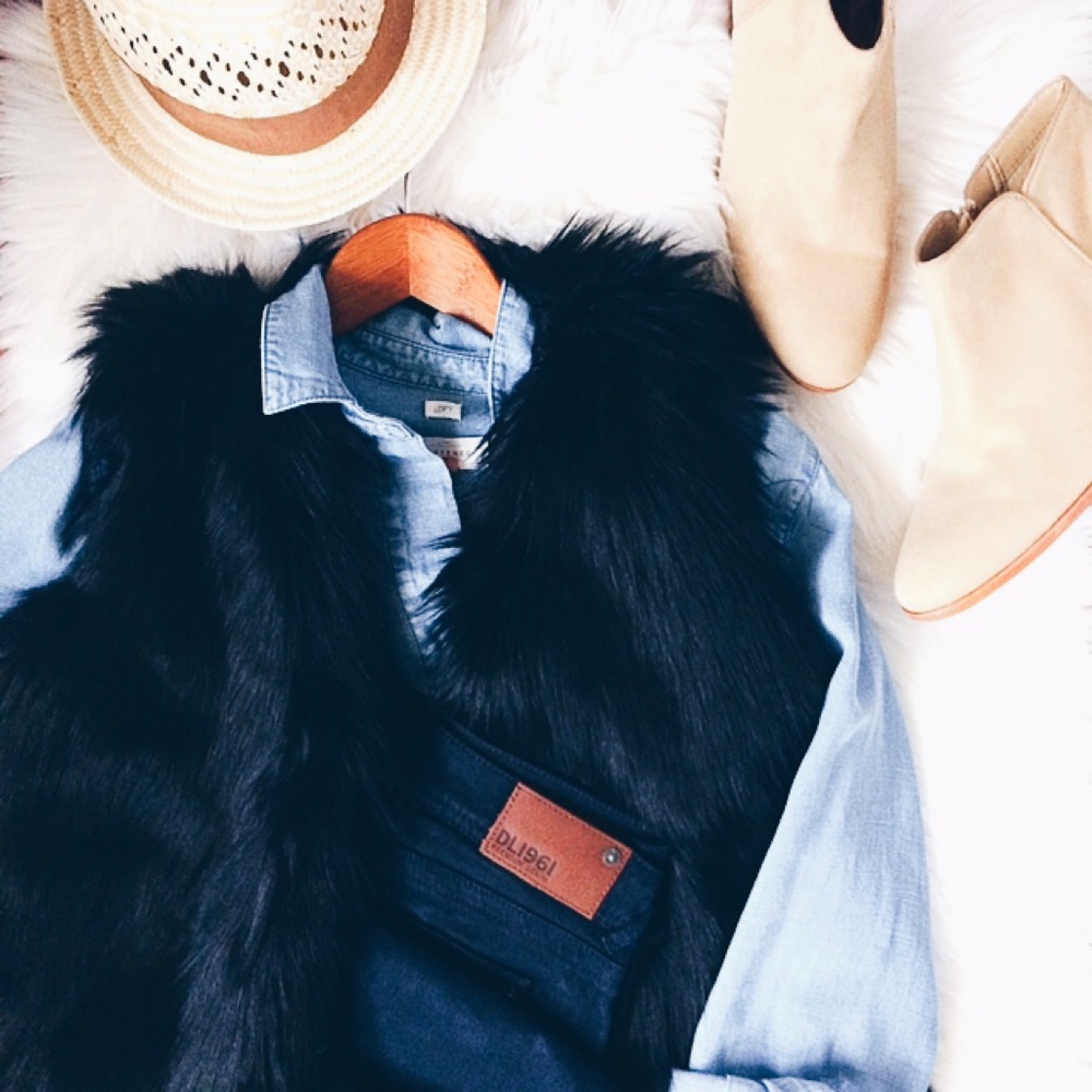 • af black faux fur vest •