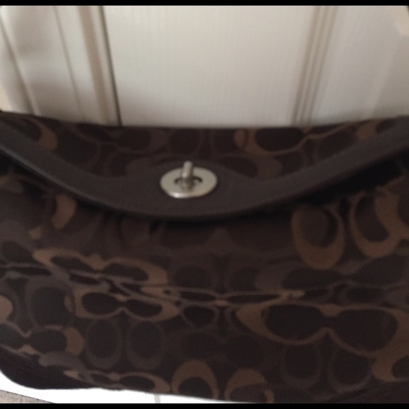 🆑EARANCE! Coach signature handbag. - Picture 3 of 4