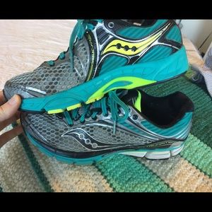 Saucony women's triumph running shoe, size 8.5!