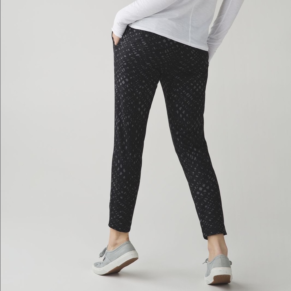 Lululemon Jet Crop Slim - lace play size 2