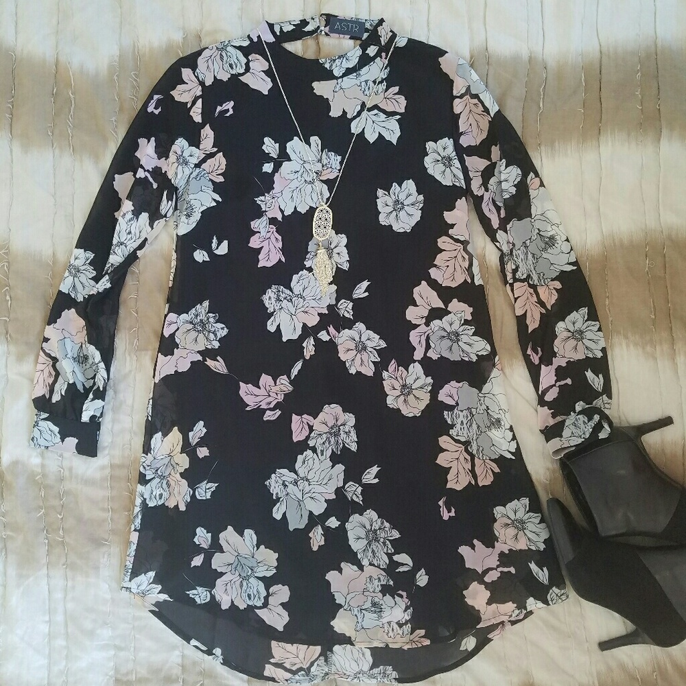 ASTR Floral Open Back Shift Dress EUC