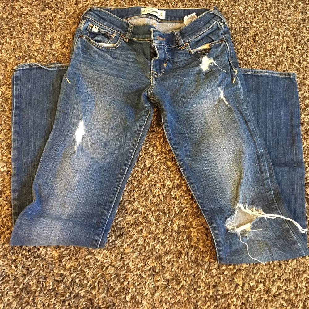 Jeans with holes lightly worn. Size 16 kids.