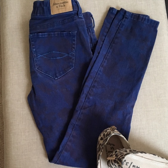 EUC Abercrombie Jeans with Purple Print - Picture 4 of 4