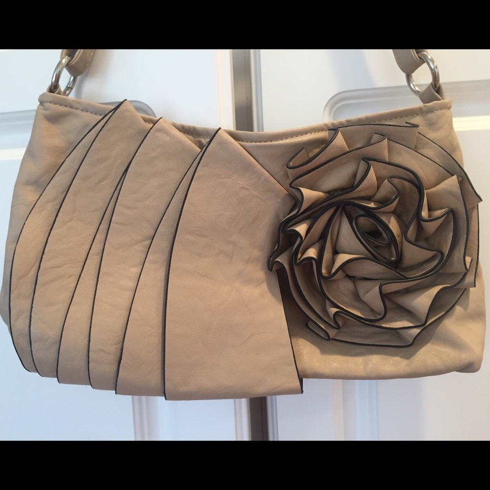 ❌SOLD❌ Unique tan/black leather purse w/ flower appliqué