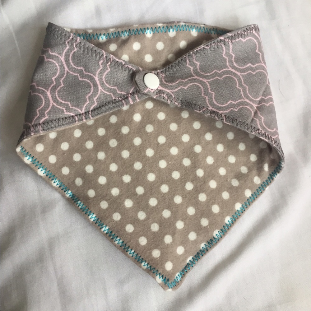 Bandana bib reversible