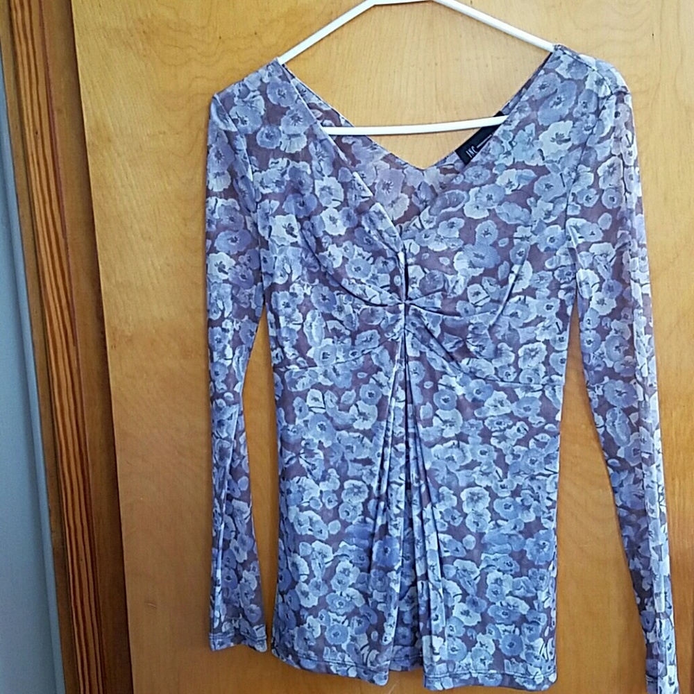 Beautiful long sleeve top ✔MAKE OFFER ✔