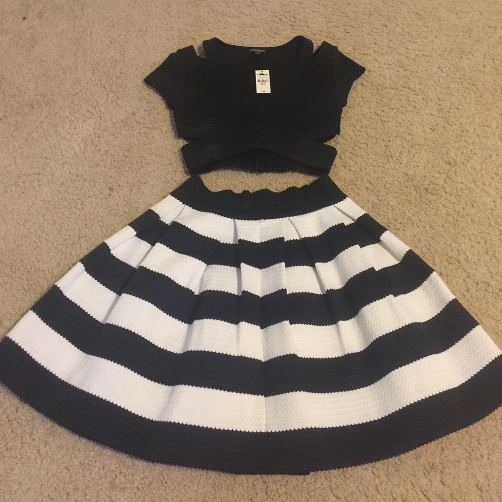 Express full skirt Small