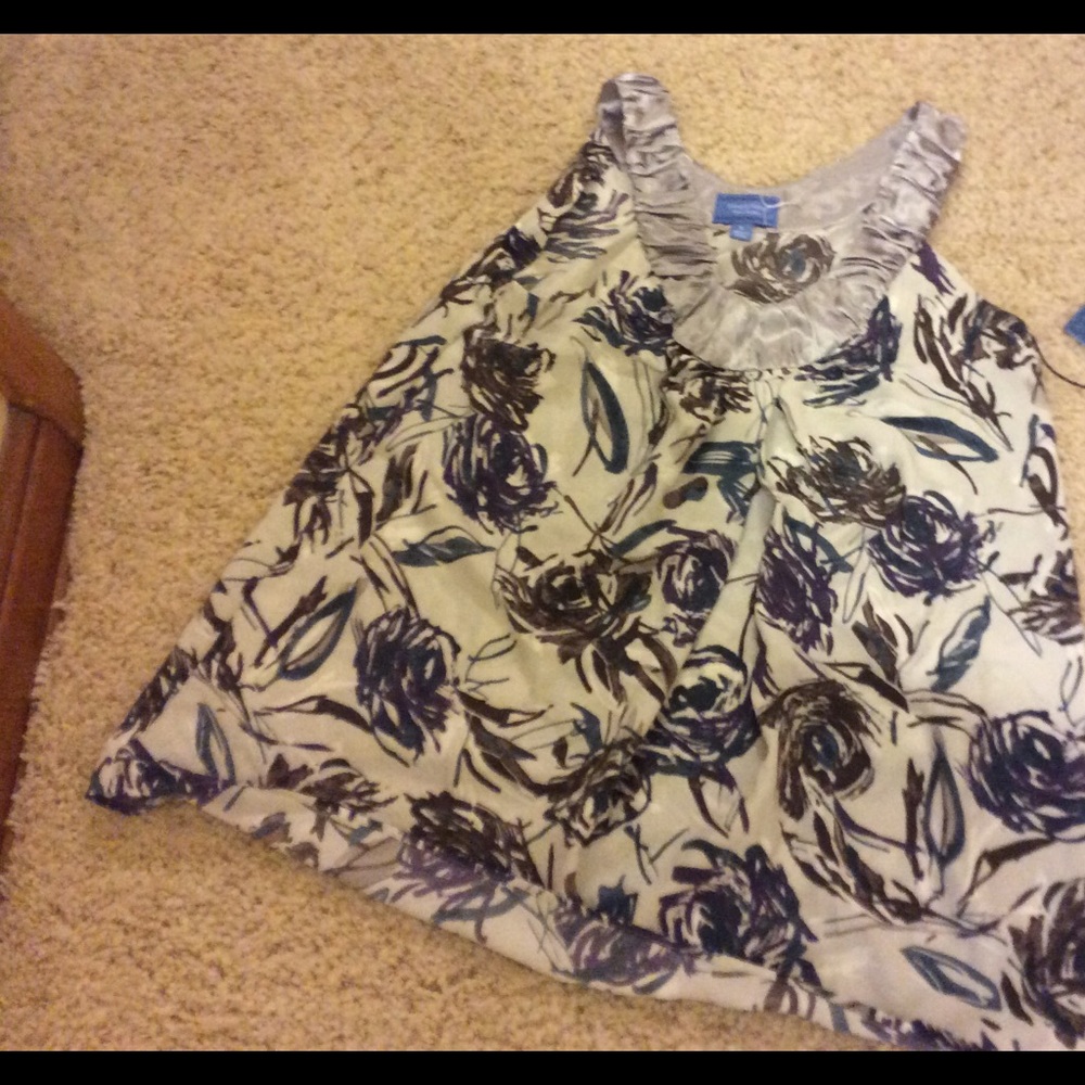 NWT Simply Vera silky tank