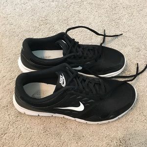 Black Women's Nike Running Shoes