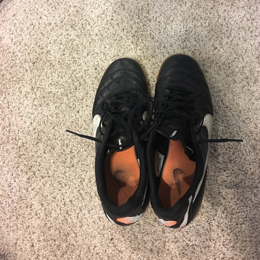 Nike tiempo indoor soccer shoes