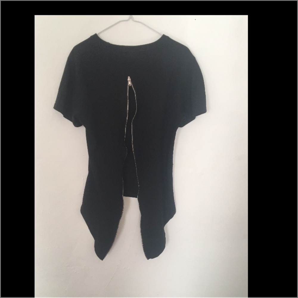 Stylish black t-shirt ! 🤐