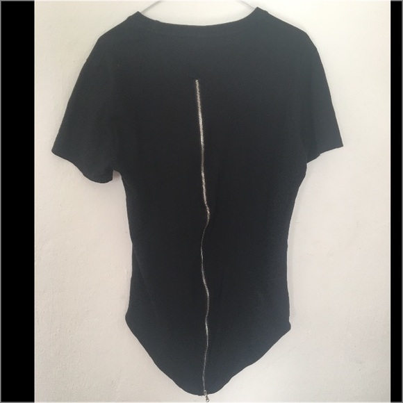 Stylish black t-shirt ! 🤐 - Picture 2 of 3