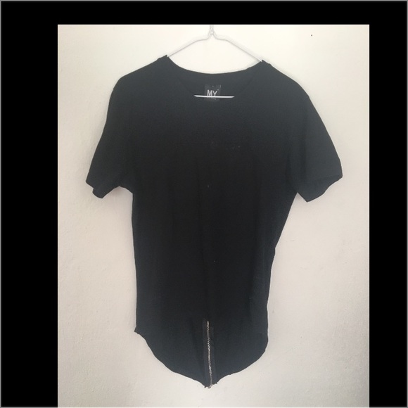 Stylish black t-shirt ! 🤐 - Picture 3 of 3