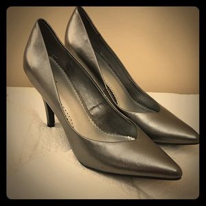 Fioni metallic silver heals size 10