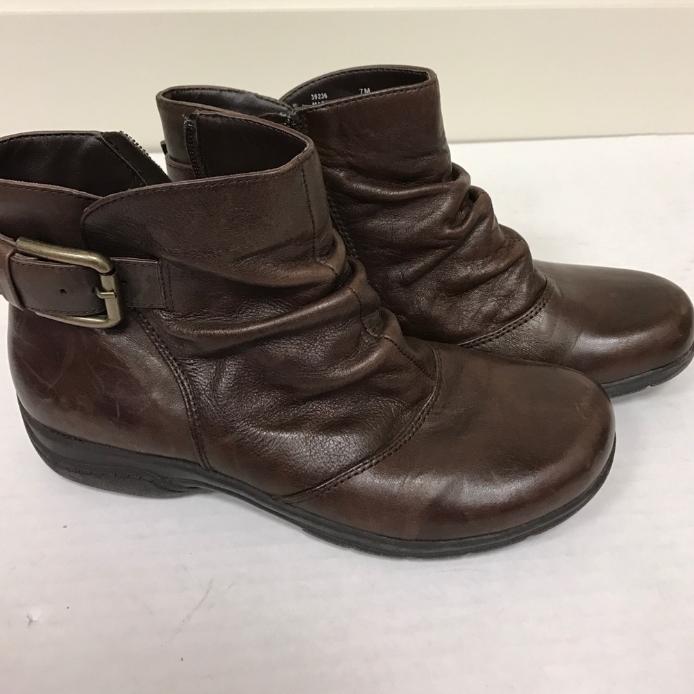 Clarks shoes boot size  7 brown