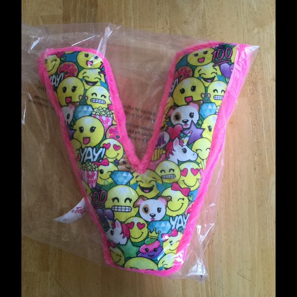 Justice letter "V" emoji pillow