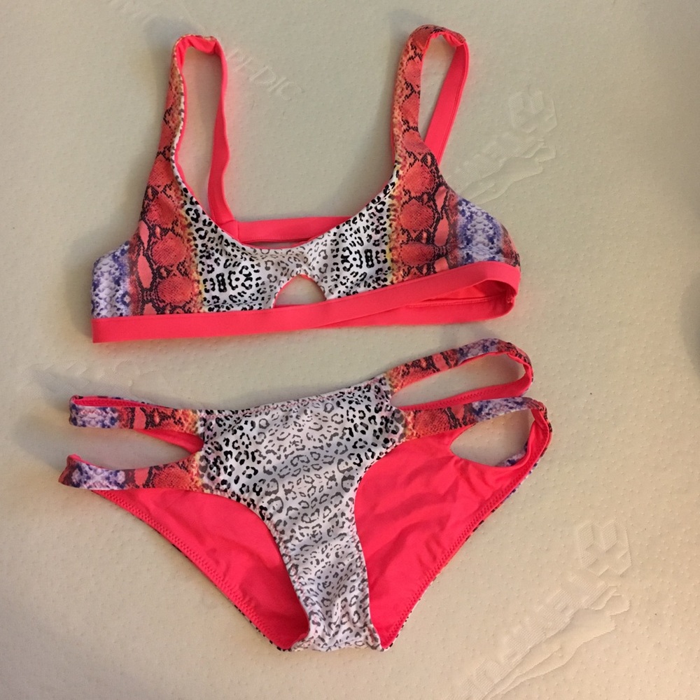 Brand new rip curl bikini size XS.