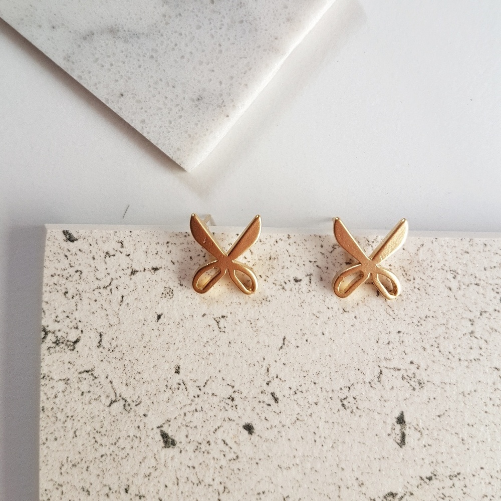 Mini scissors stud earrings