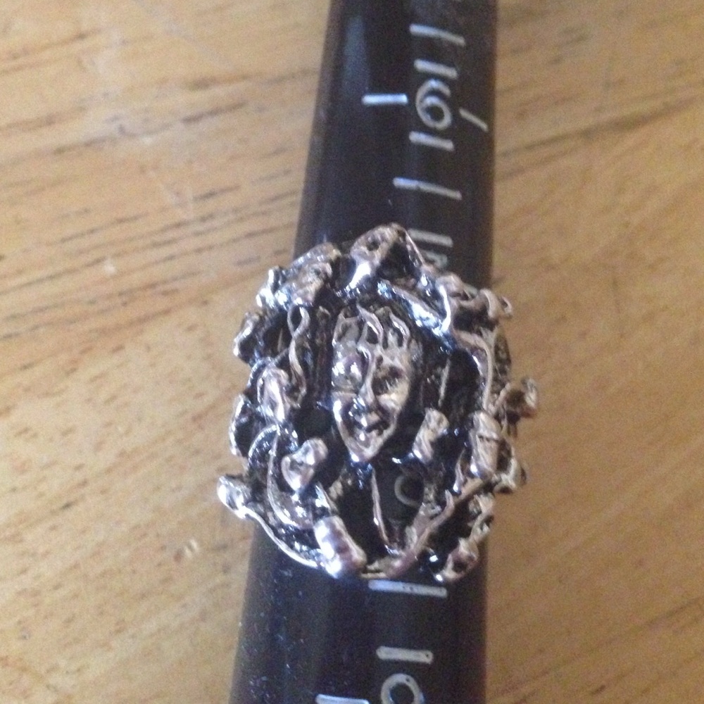 Skull ring - Picture 3 of 4