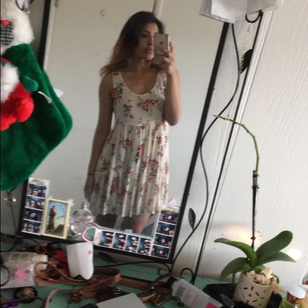 Pretty floral perfect summer dress. Size Xs.