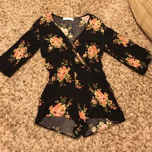 (S-A-L-E-!) 🌺Vintage Havana floral ROMPER🌺