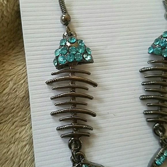 Rhinestone Fishbone Earrings NWT - Picture 2 of 3