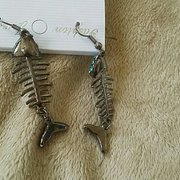 Rhinestone Fishbone Earrings NWT - Picture 3 of 3