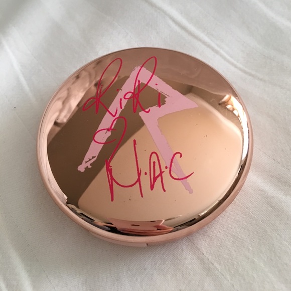 Limited Edition Riri Hearts Mac Collection - Picture 3 of 6