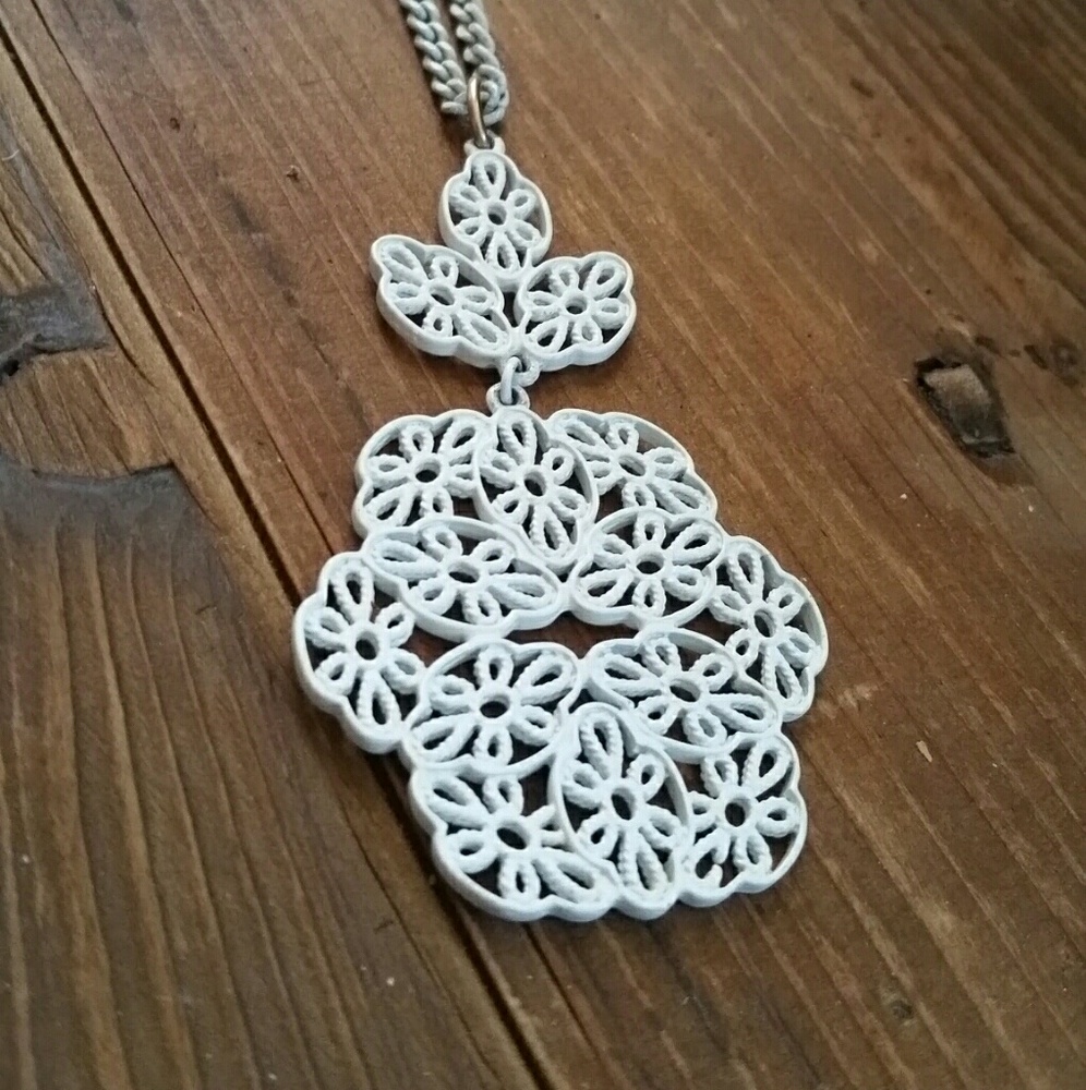 Vintage white metal Filagree Necklace