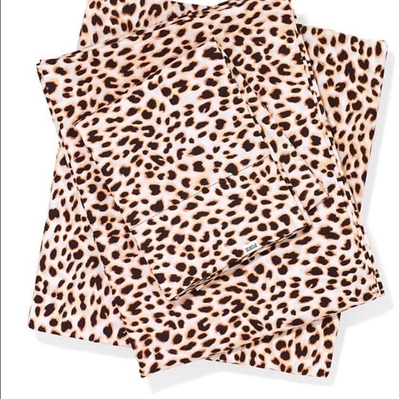 ✨Sold ✨ Victorias Secret Pink Twin/ Twin XL sheets - Picture 3 of 3