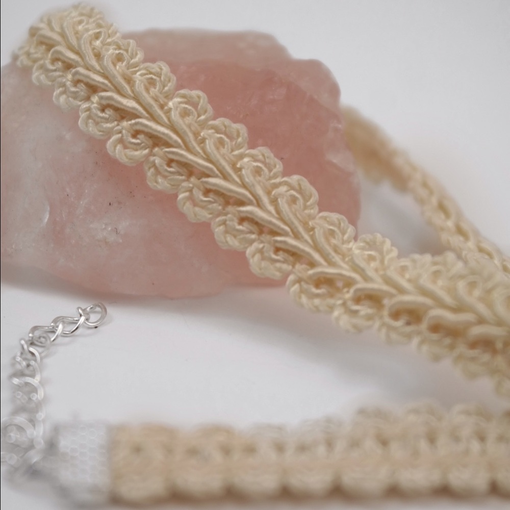 Cream vine motif choker