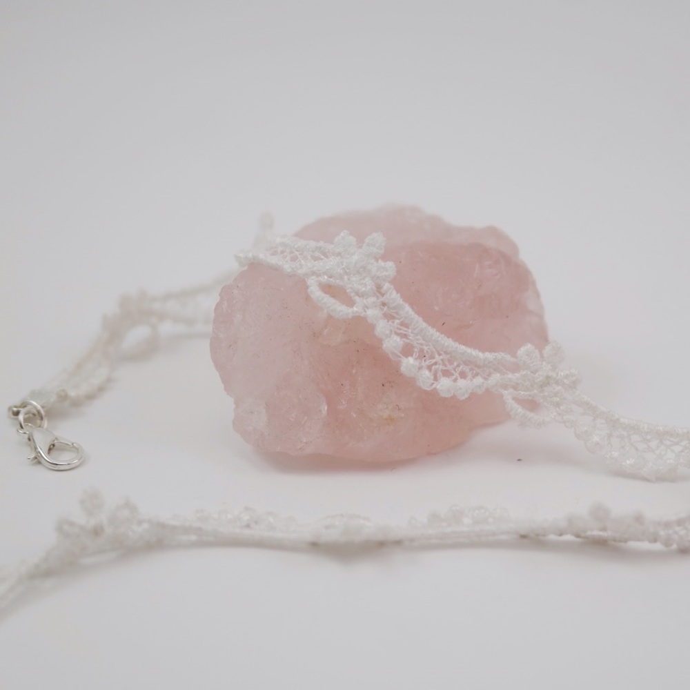Thin scallop lace choker