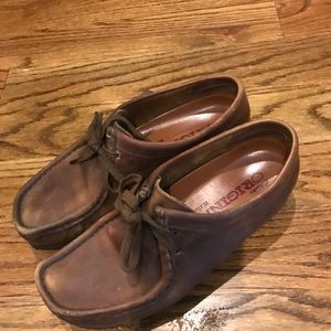 Clarks.. worn a couple times! Good shape!