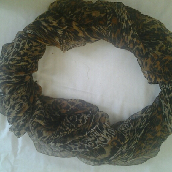 Leopard  Scarf - Picture 3 of 5
