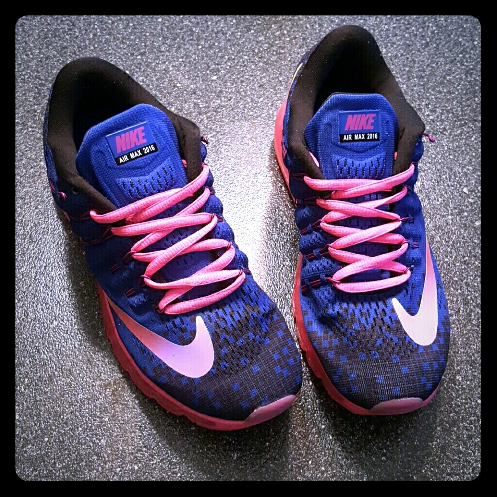 NIKE