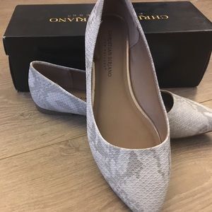 New w/out tags snakeskin flats!