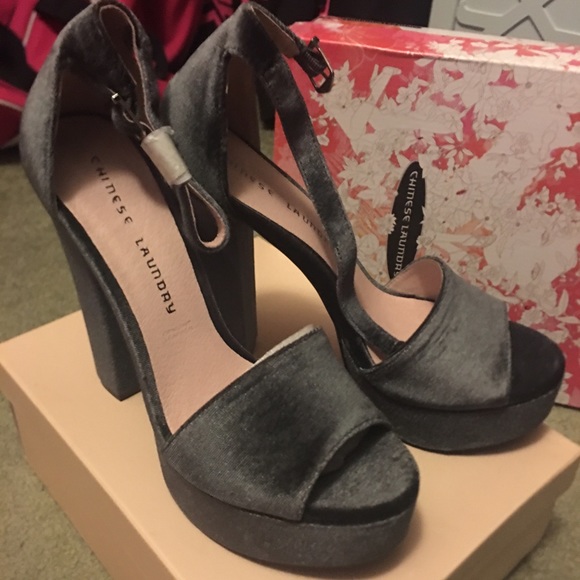 ❌SOLD❌Chinese Laundry charcoal gray heels - Picture 2 of 3