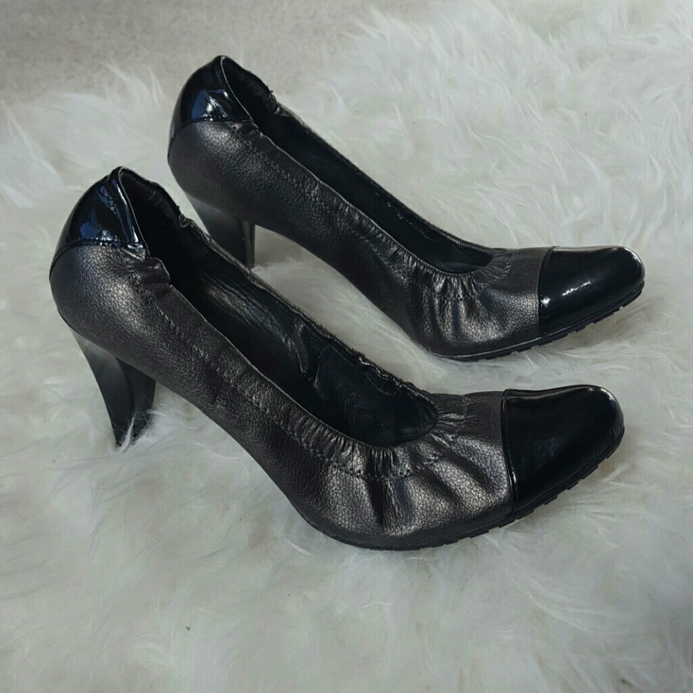 [Stuart Weitzman]  Gunmetal and black patent pumps
