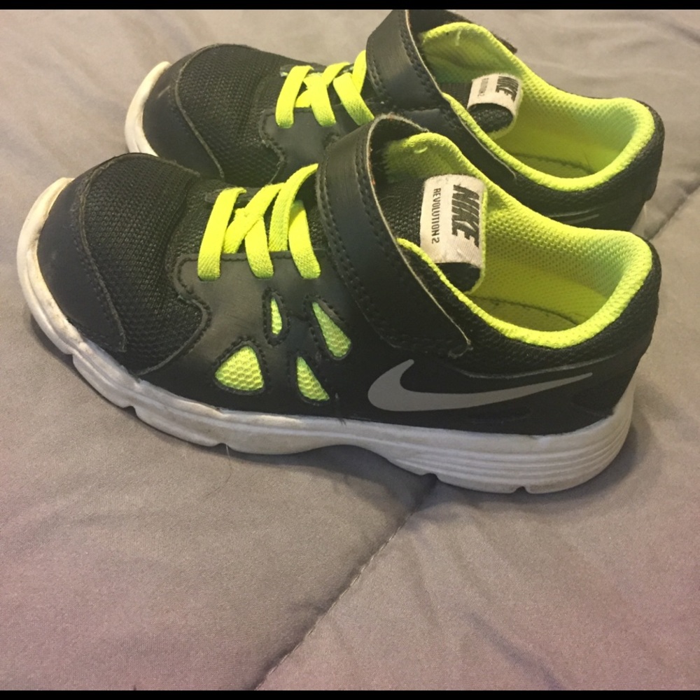 Kids nike revolutions 2