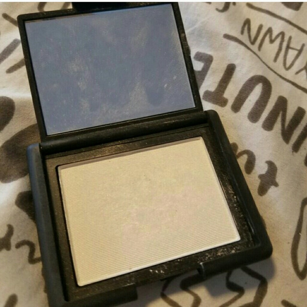 Nars highlighting powder in the shade albatross.